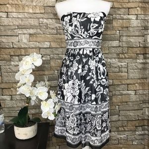 💐WHITE HOUSE BLACK MARKET FLORAL STRAPESS DRESS